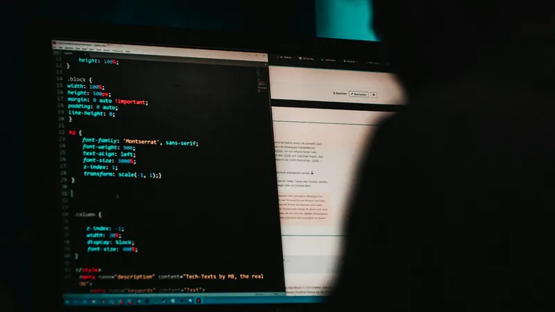 Écran d'ordinateur affichant des lignes de code informatique