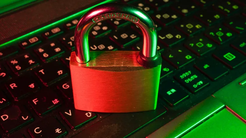 Cadenas rouge posé sur un clavier d'ordinateur, symbole de la protection des données personnelles
