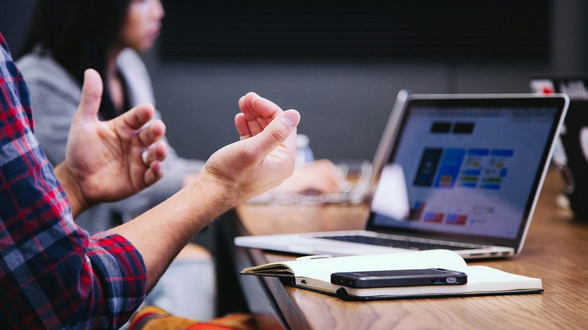Équipe d'une PME réunie autour d'un ordinateur portable en réunion de travail