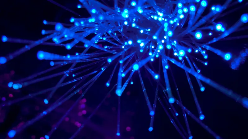 Réseau numérique lumineux bleu et violet, symbole des infrastructures interconnectées