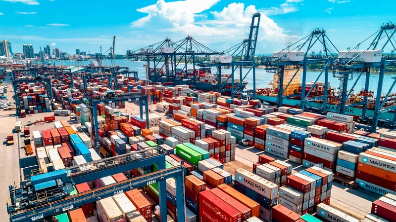 Conteneurs de transport empilés dans un port, métaphore des conteneurs informatiques