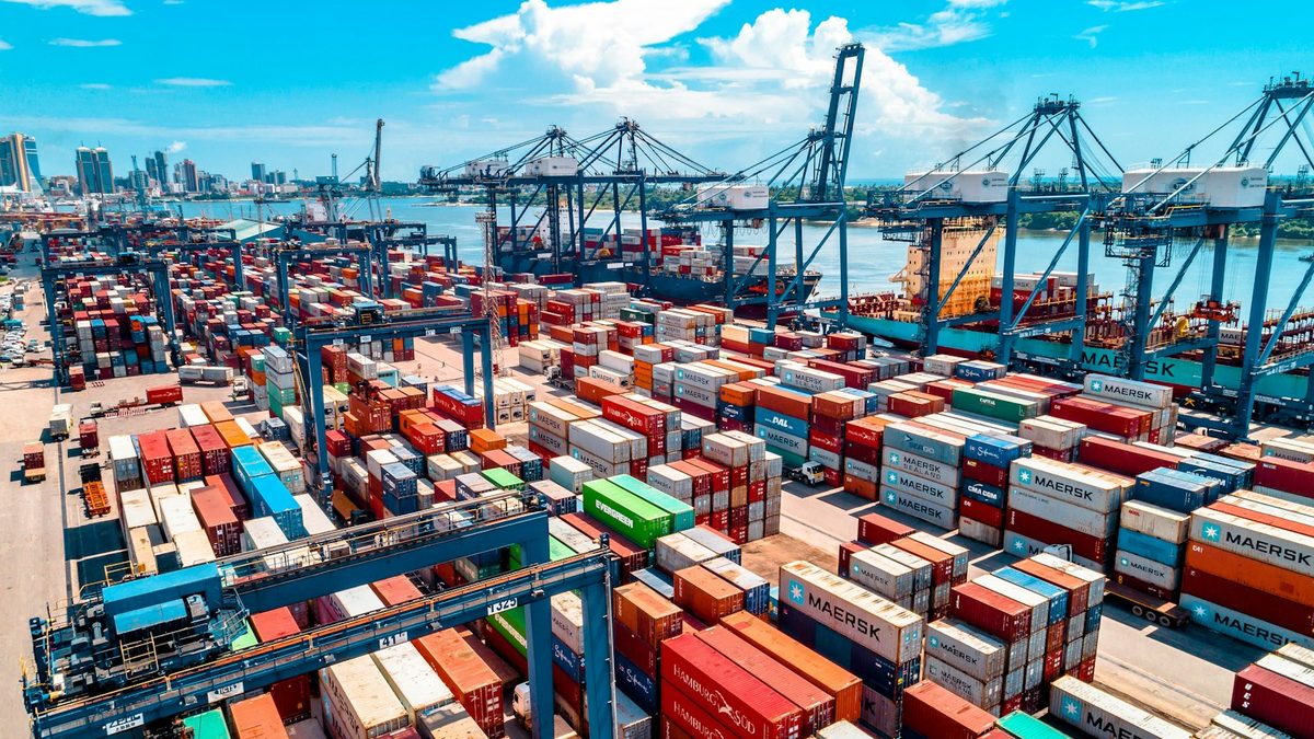 Conteneurs de transport empilés dans un port, métaphore des conteneurs informatiques