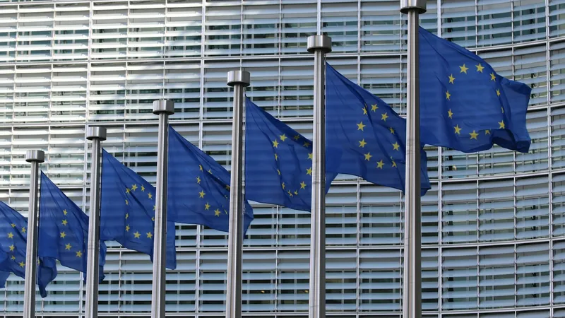 Rangée de drapeaux de l'Union européenne devant la Commission européenne à Bruxelles