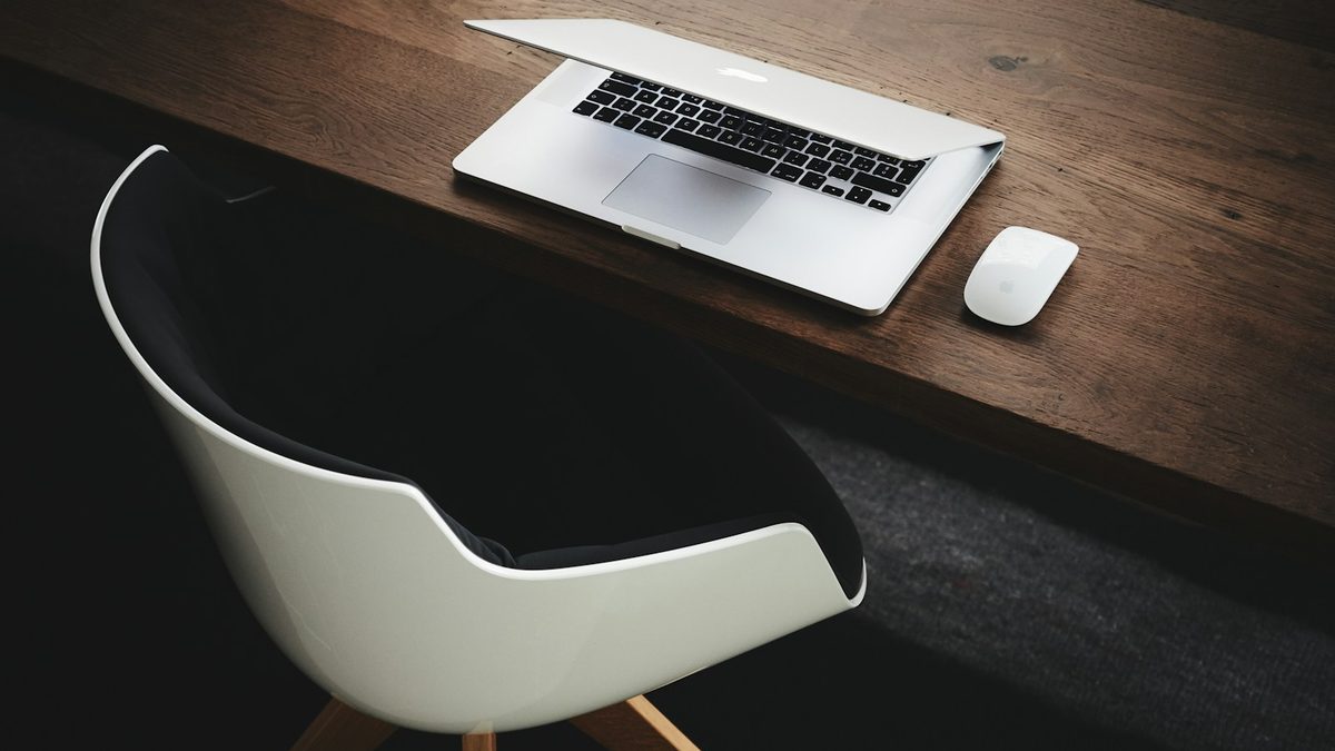 Un poste de travail avec ordinateur portable sur un bureau