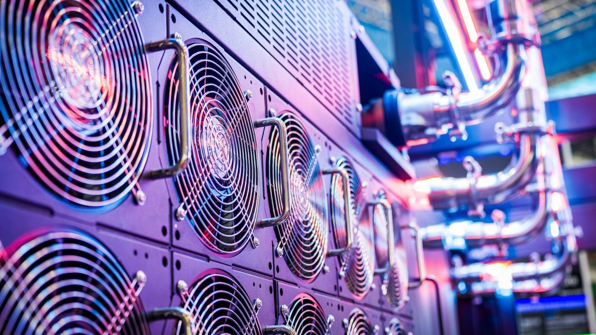 Gros plan sur les ventilateurs de refroidissement d'un data center — infrastructure cloud