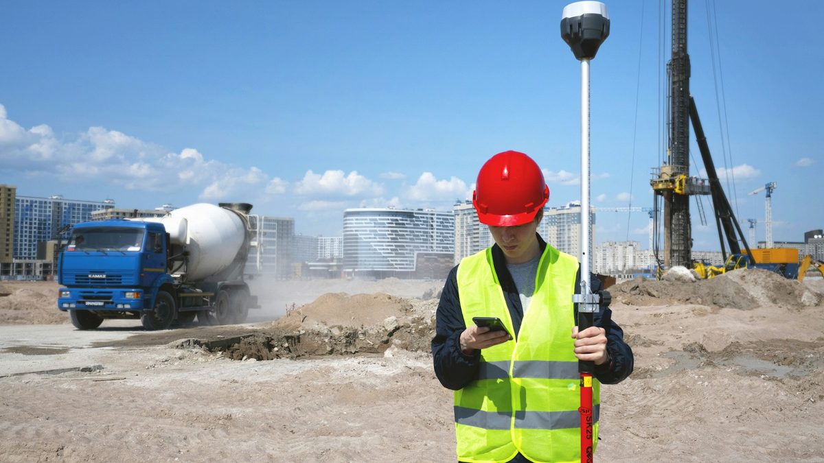 Un ouvrier utilise un outil connecte sur un chantier de construction