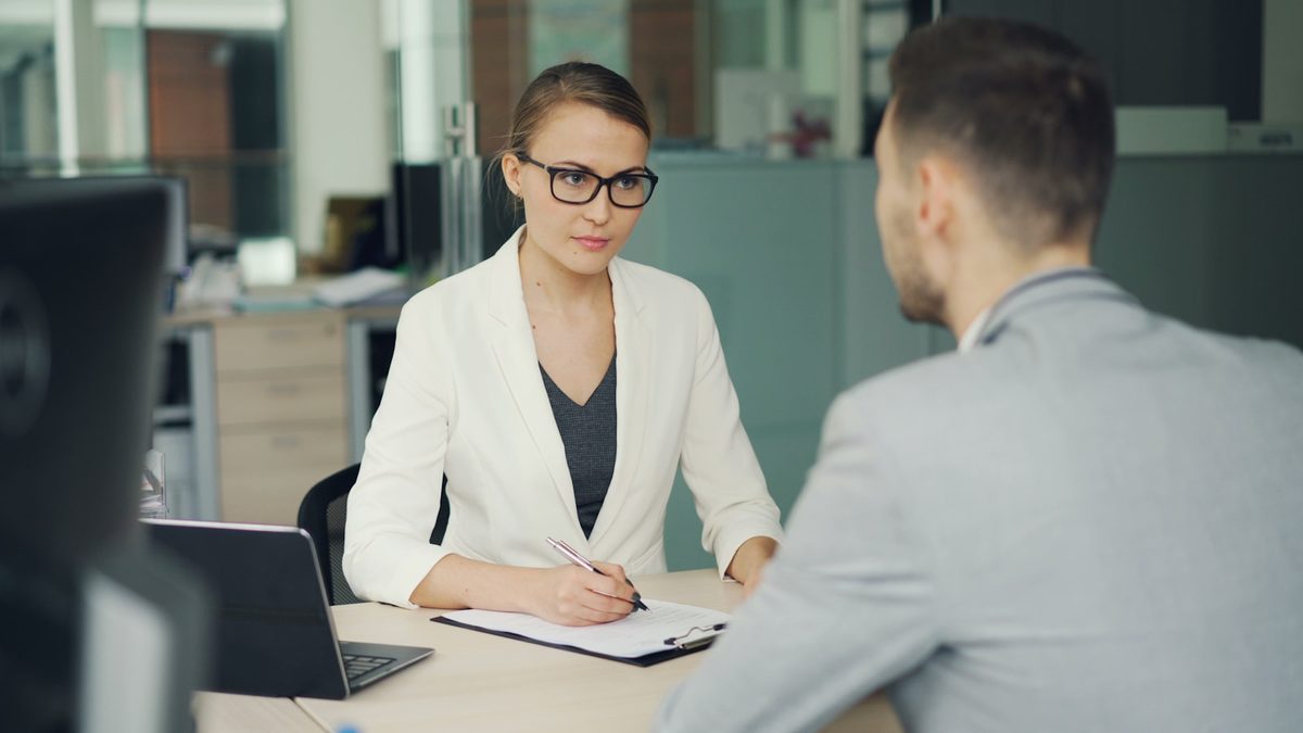 Une responsable RH mene un entretien de recrutement au bureau