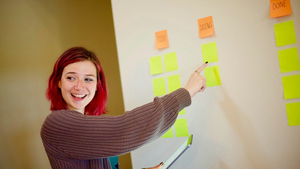 Un tableau kanban avec post-its de suivi (colonnes a faire, en cours, termine)