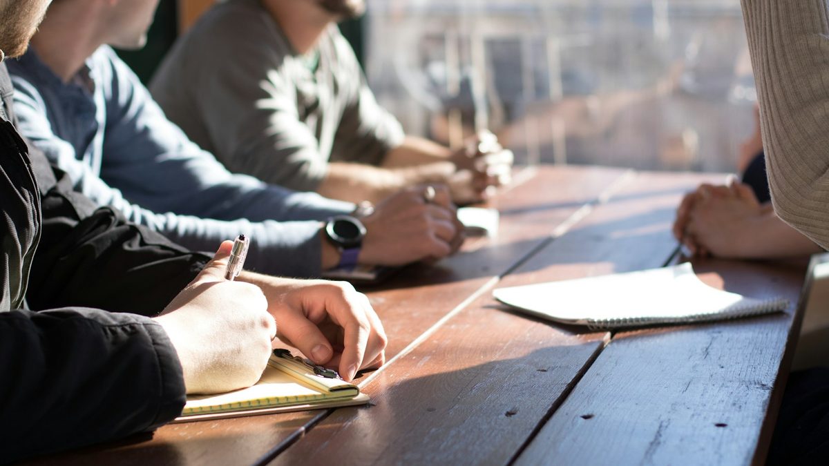 Reunion de travail autour d'une table — pilotage et decision collective