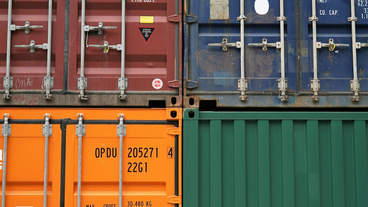 Conteneurs de fret colorés empilés — métaphore des conteneurs applicatifs Docker