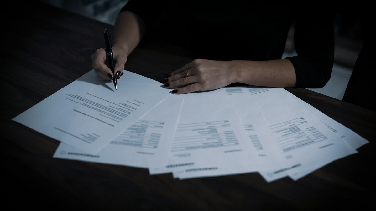Une personne signe des documents à un bureau — conformité et registre des traitements RGPD
