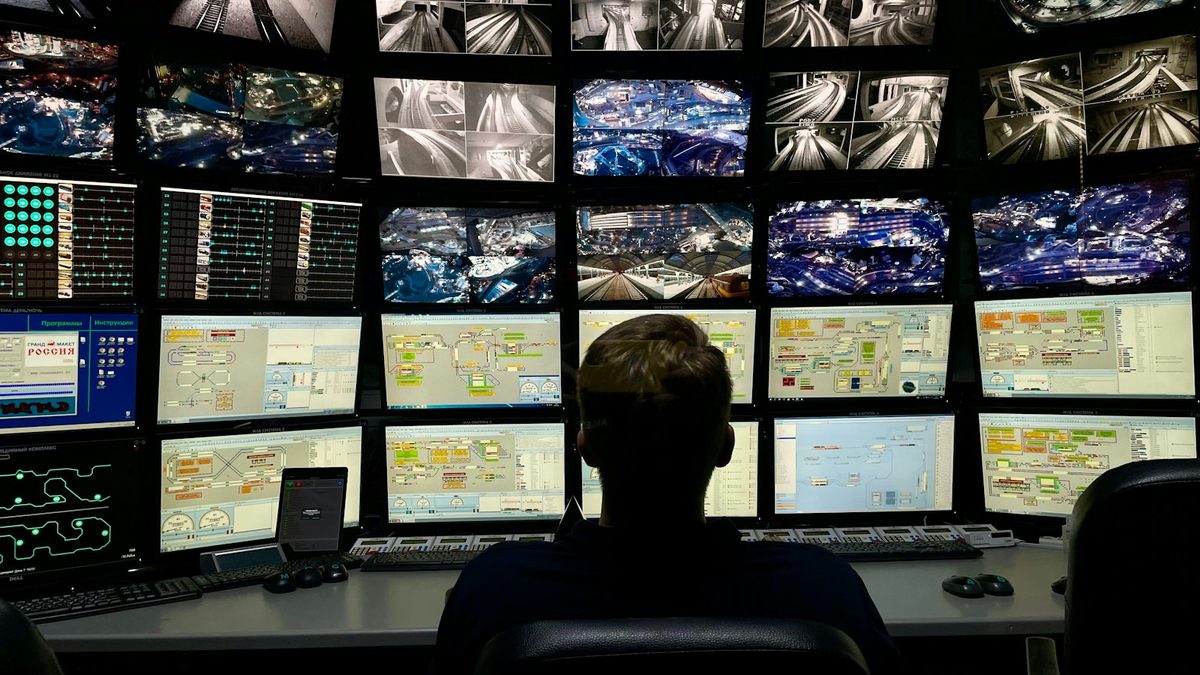 Opérateur face à un mur d'écrans de supervision — exploitation d'applications en production