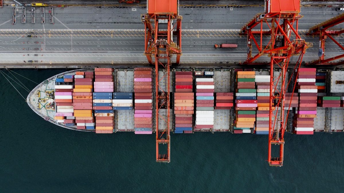 Vue aerienne d'un porte-conteneurs decharge au port — orchestration de conteneurs a grande echelle