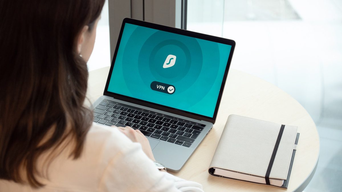 Une personne travaille sur un ordinateur portable avec une connexion securisee (VPN)